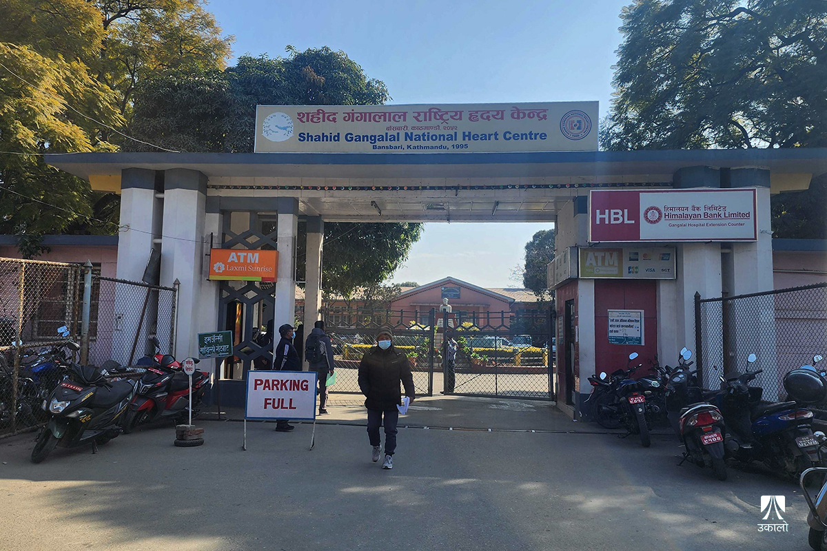 स्थान अभाव भएपछि बिरामी कुरुवाहरूले अस्पतालको गेटअगाडि नै राखेका सवारीसाधन र ‘फार्किङ फुल’को बोर्ड। तस्वीर : दिपा/उकालो