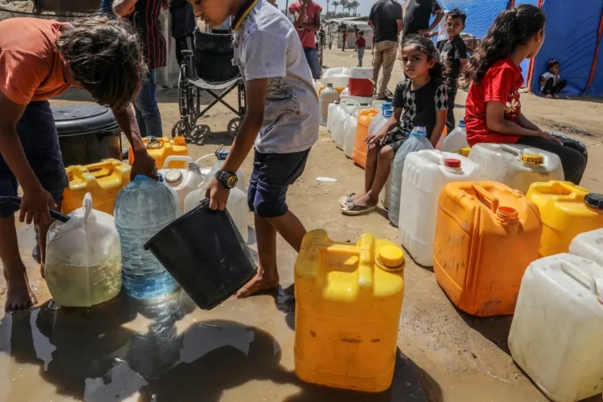 गाजामा दूषित पानी पिउन बाध्य परिवारहरू, गहिरिँदै स्वास्थ्य संकट