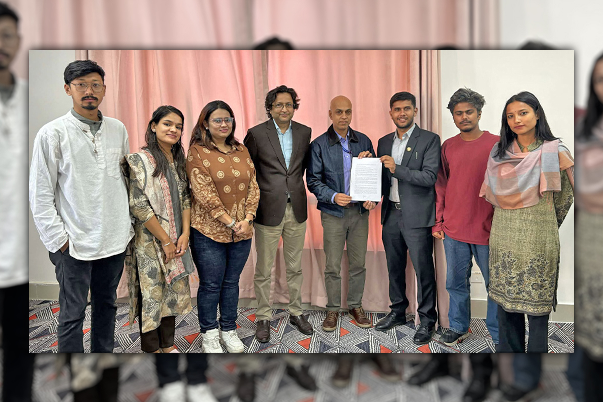 प्रधानमन्त्री कार्यालयमा मागपत्र बुझाउँदै जेन-जी फ्रन्टका प्रतिनिधि।
