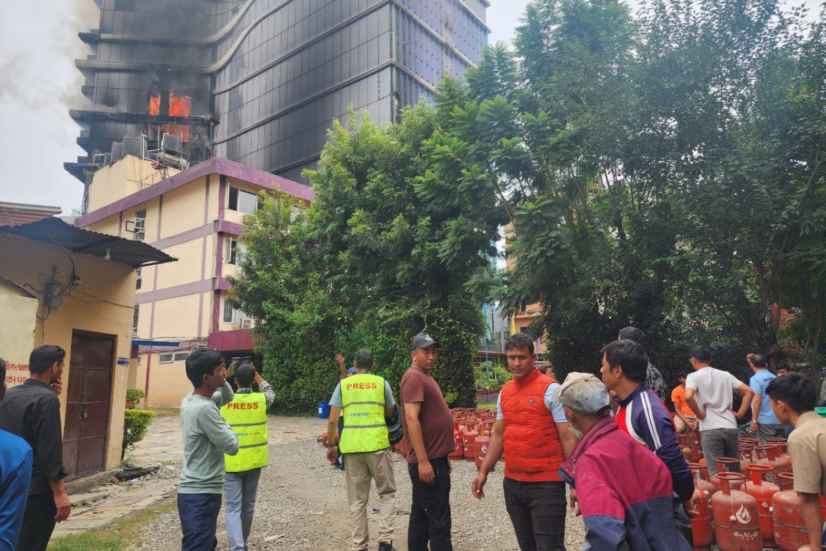 हिल्टन होटलको आगो आसपासमा घरमा फैलिने जोखिम