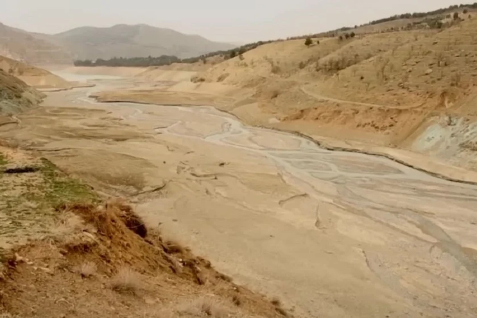 तेहरानमा पानी संकट चुलिँदै गएपछि खपत घटाउन राष्ट्रपतिको आग्रह