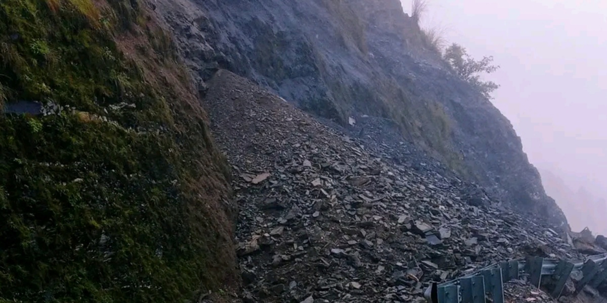 पहिरोले जयपृथ्वी राजमार्ग अवरुद्ध