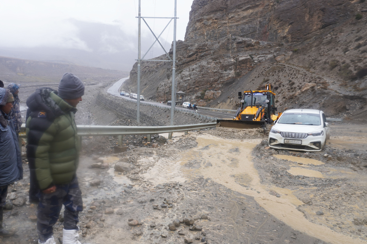 जोमसोम–कोरला सडकमा पहिरो, यातायात ठप्प
