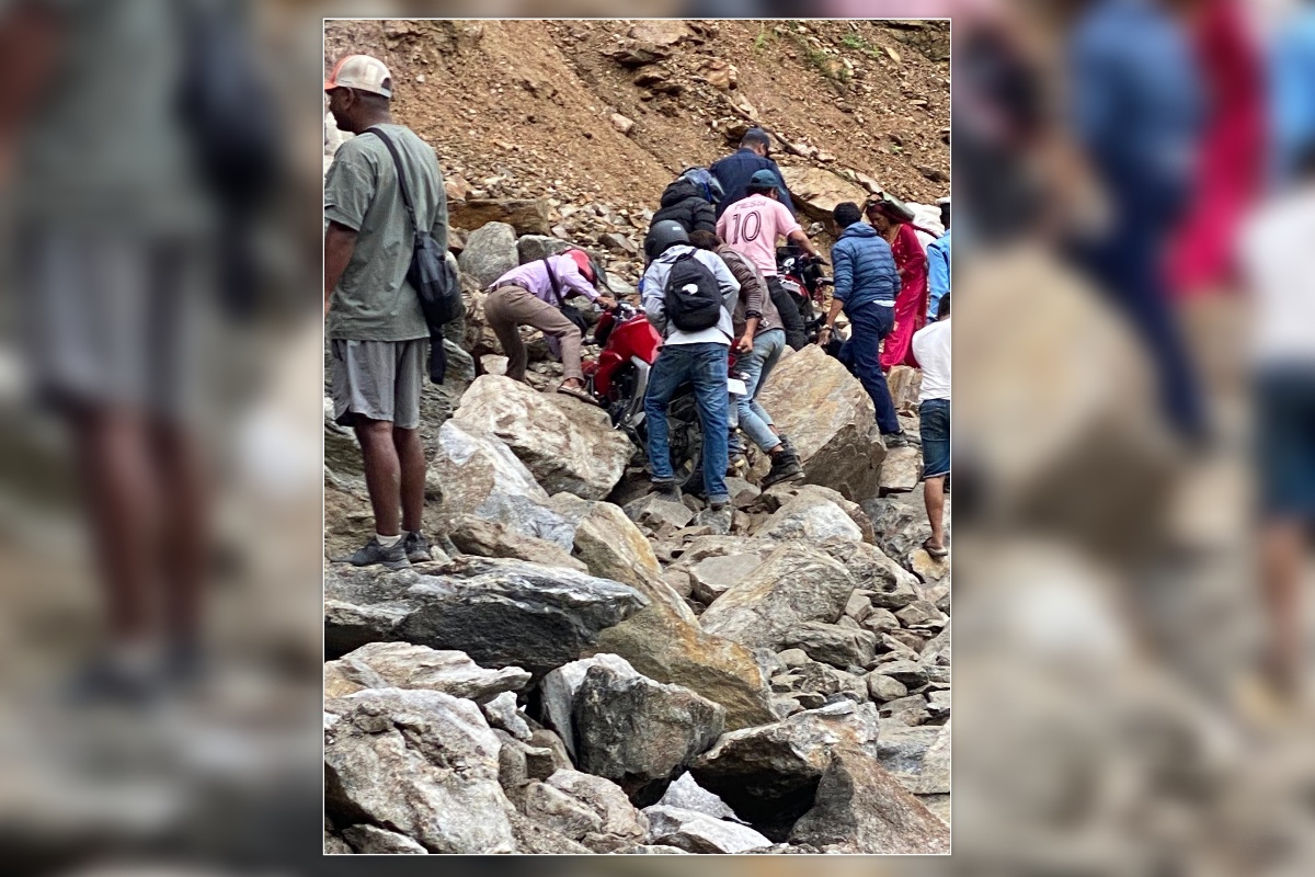 कर्णाली राजमार्ग अवरुद्ध: स्याउ बाटोमै कुहिने चिन्ता