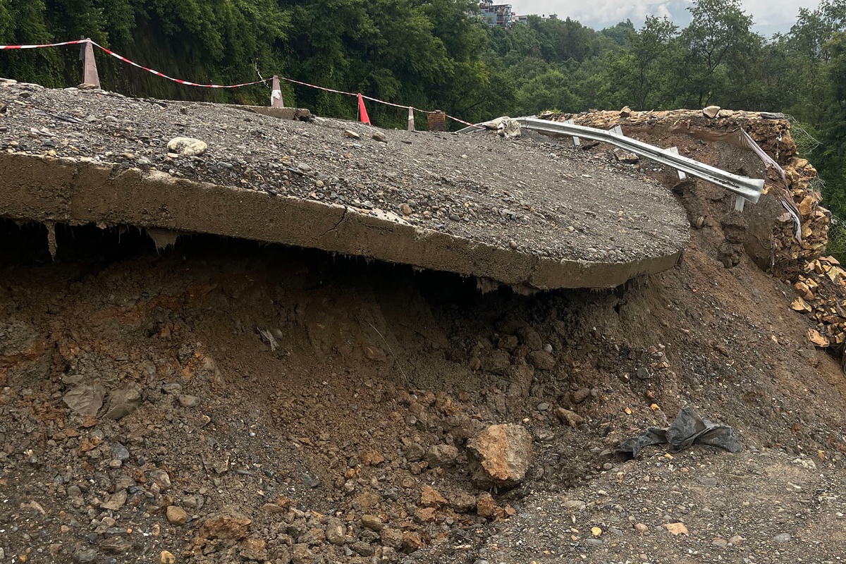 अविरल वर्षाले भासियो तनहुँको लामागाउँ–दुलेगौडा सडक