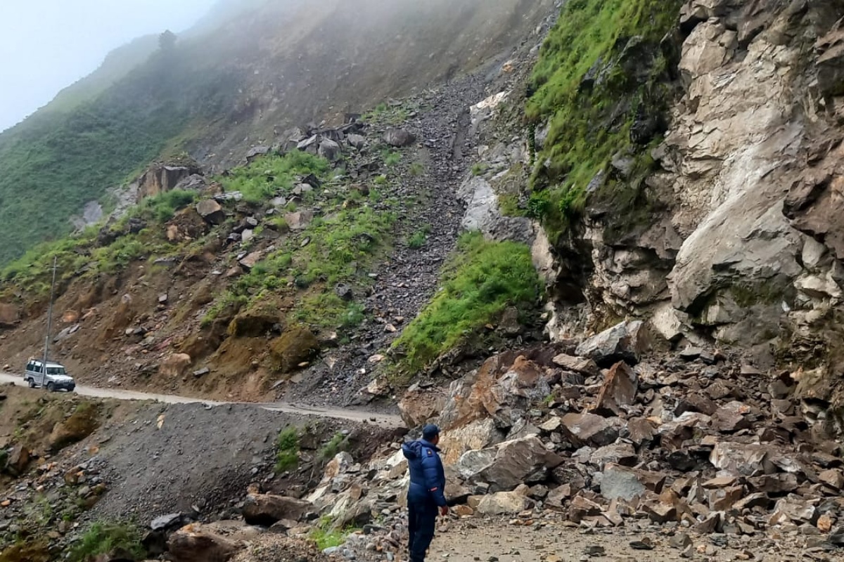 बेनी–जोमसोम सडकमा पहिरो: आवतजावत ठप्प