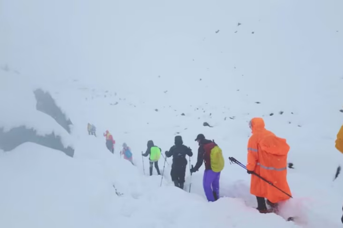 सगरमाथा नजिकै तिब्बततर्फ फसेका एक हजार पर्वतारोहीको उद्धार