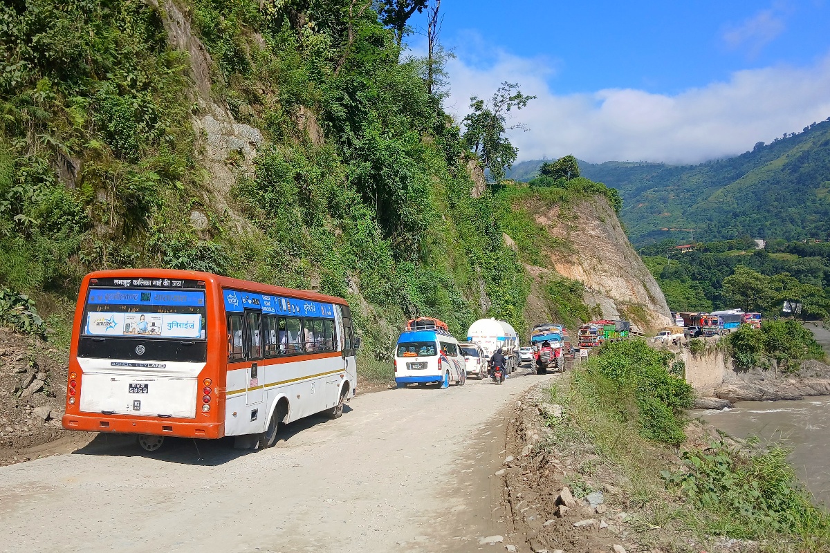 दशैँमा यात्रा गर्न मुख्य राजमार्ग सहज, अवरुद्ध बाटो खुलाउने प्रयास जारी
