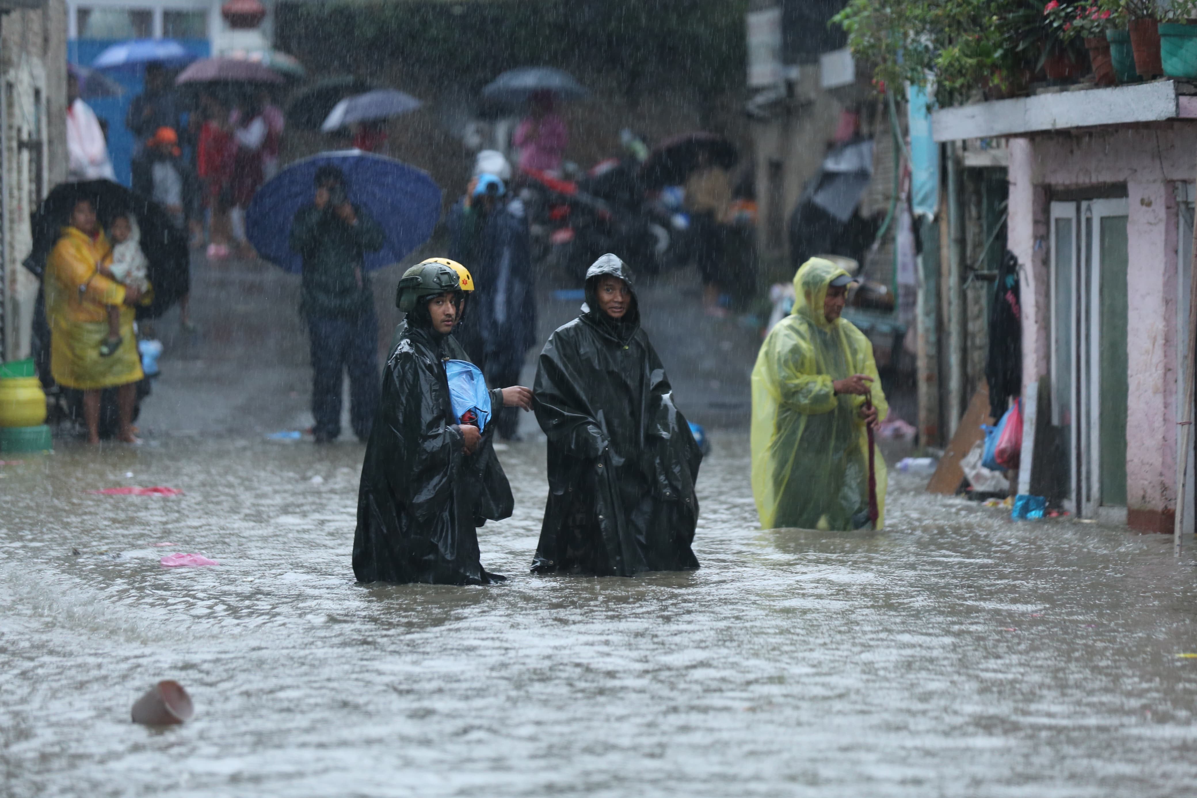 अविरल वर्षाले बागमती किनारका बस्ती डुबानमा (तस्वीरहरू)