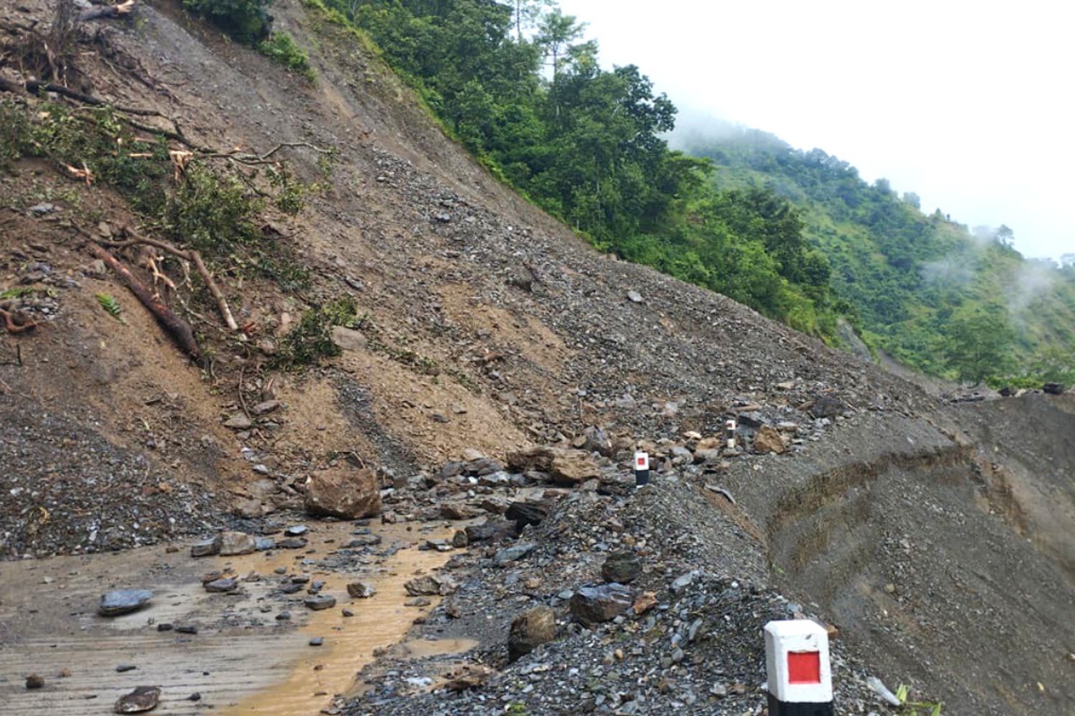 वर्षाले देशभरका ९ राजमार्ग अवरुद्ध