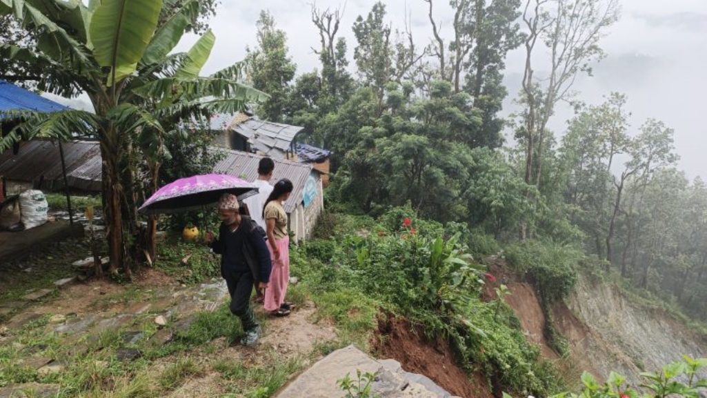 पहिरोले पर्वतको कोरुंगा गाउँ जोखिममा