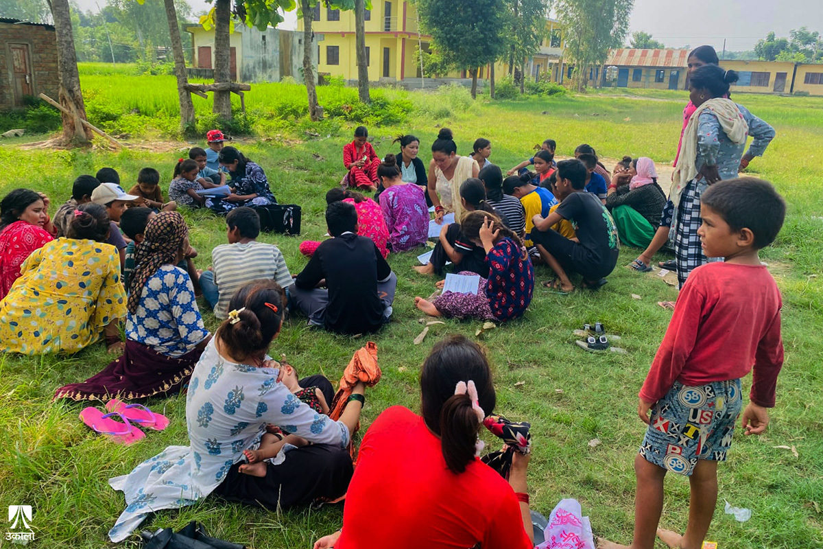 सर्भेक्षणका लागि खजुरा गाउँपालिका–६ सिमलघारी बस्तीका महिला-बालबालिकासँग छलफल गर्दै।