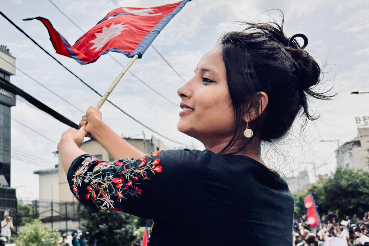 जेनजी आन्दोलनका क्रममा राष्ट्रिय झन्डा फहराउँदै रक्षा बम।