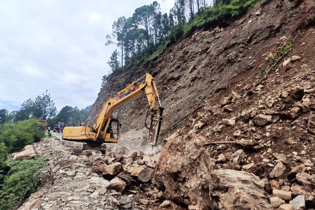 रिडी–तम्घास सडक पहिरोले अवरुद्ध