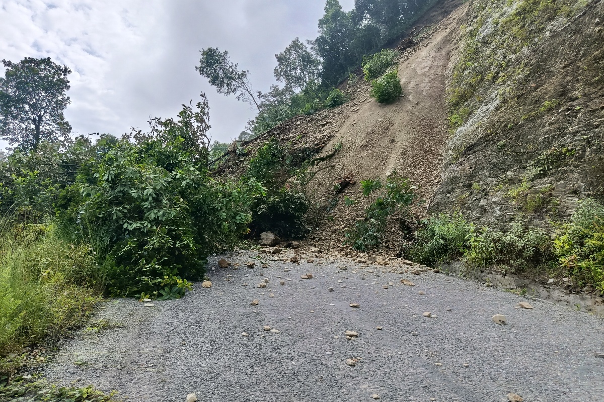 लमजुङमा पहिरोले मध्यपहाडी लोकमार्ग अवरुद्ध