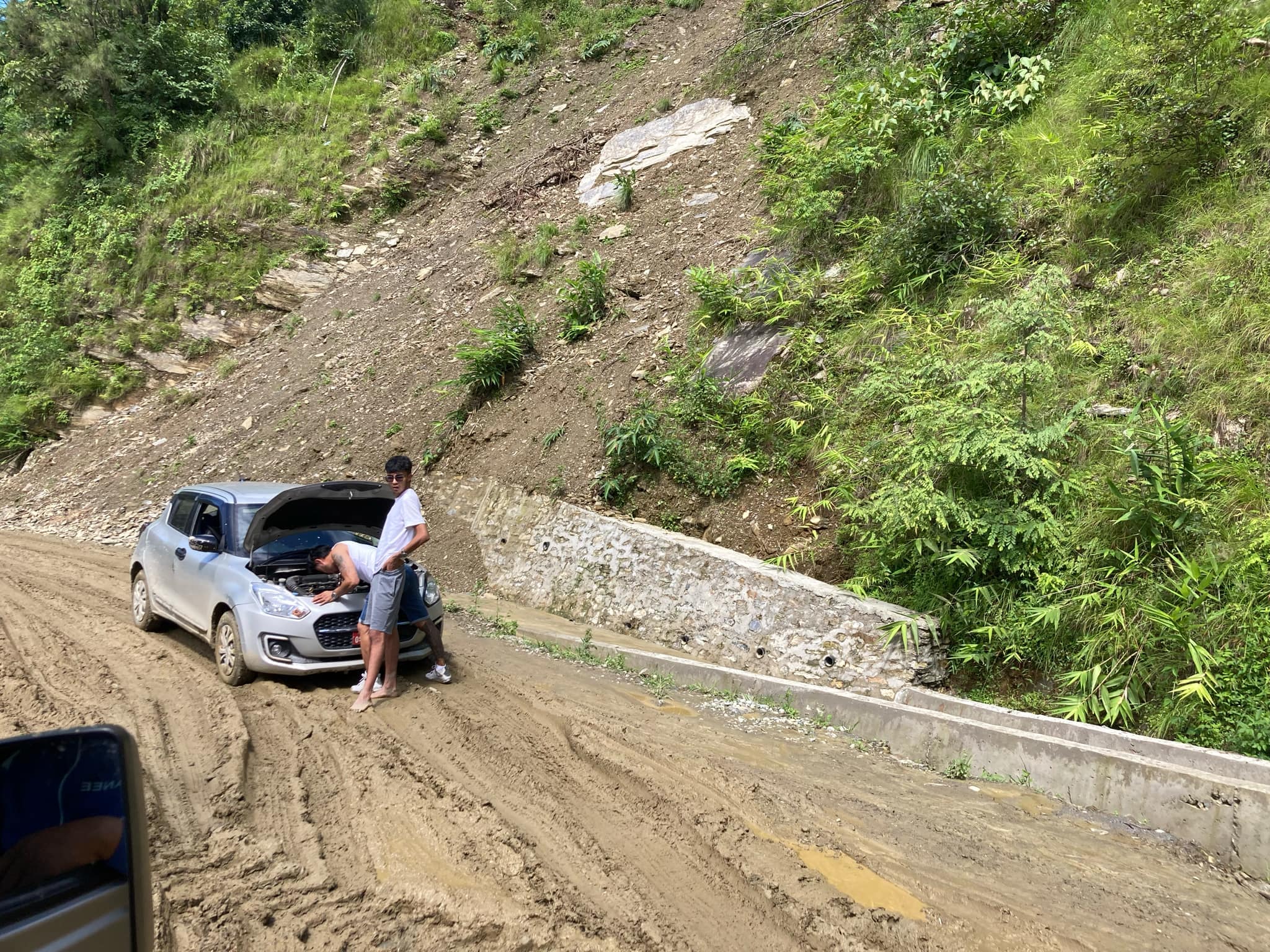 कालोपत्र नहुँदा बिहुँ–घोडाबाधे सडकखण्डमा वर्षौँदेखि सास्ती