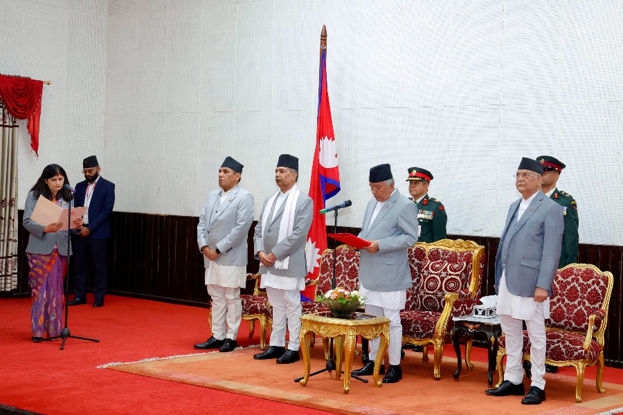 नवनियुक्त मन्त्री न्यौपानेले लिइन् शपथ