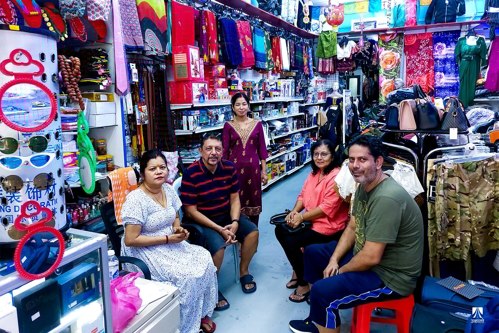 क्वालालम्पुरस्थित कोटा राया क्षेत्रमा रहेको शान्ति थापाको पसलमा शनिबार भेला भएका गुर्खा।