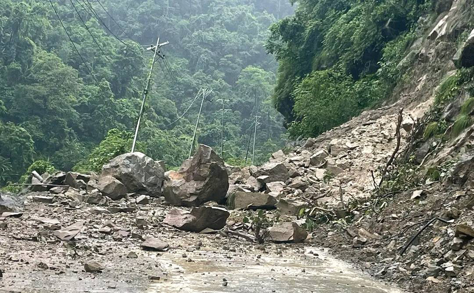 पहिरोले गुल्मी र पाल्पाका सडक अवरुद्ध