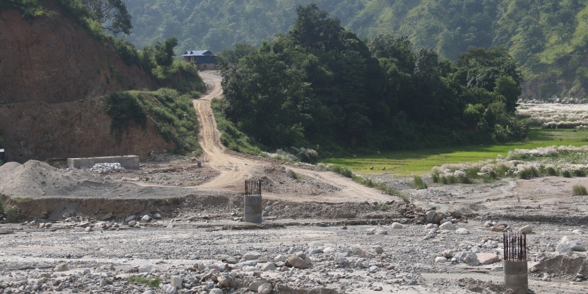 तमोर करिडोरका पुल निर्माणमा ढिलाइ हुँदा सास्ती भोग्दै यात्रु