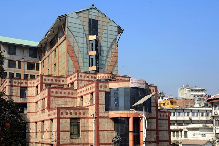 ट्रमा सेन्टरमा ‘दुरविन’ प्रविधिबाट मेरुदण्डको शल्यक्रिया